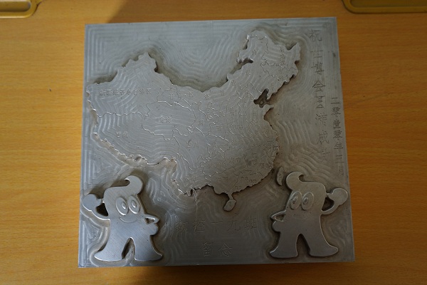 虎振学员使用机床切割中国地图