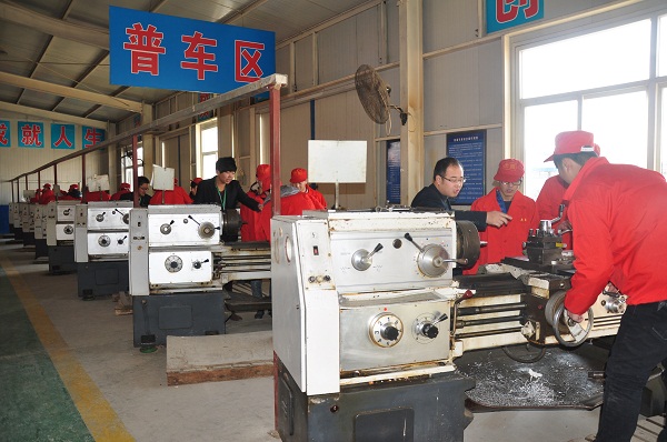 虎振学员在普车区学习