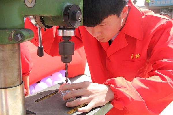 虎振学员数控实习车间