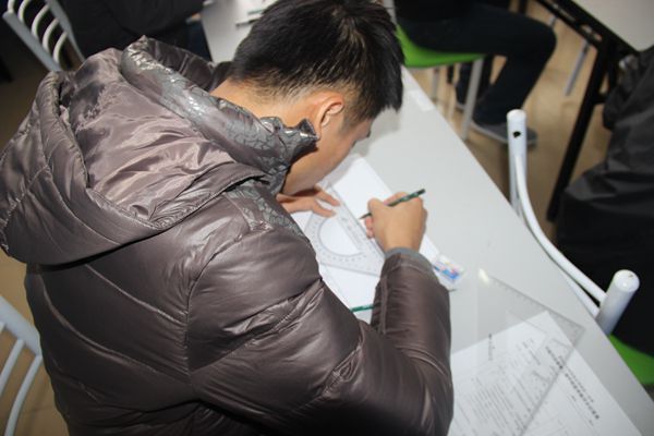印象汽修学员正在学习理论课