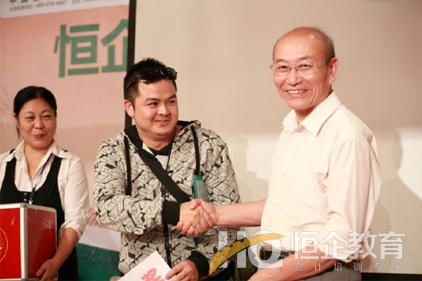 学员抽中13800元的现金