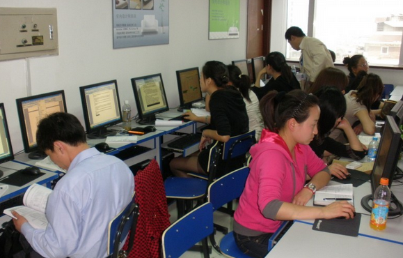 上海邦元平面设计学员上课中