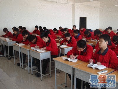 金昌挖掘机学员正在上理论课